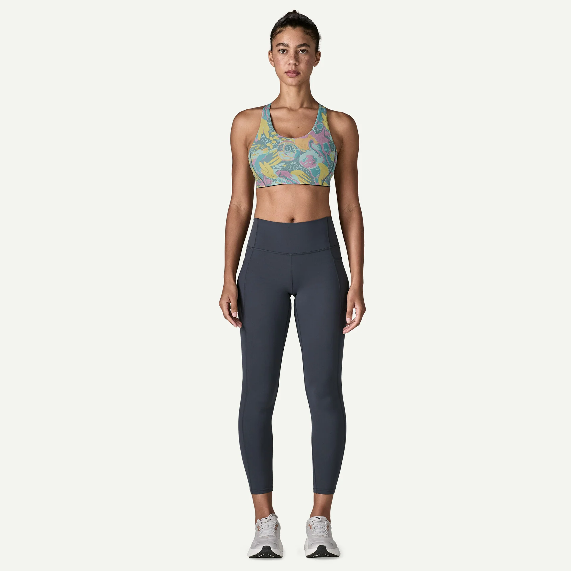 W's Shadowlite Mid Impact Adjustable Bra - Image 4